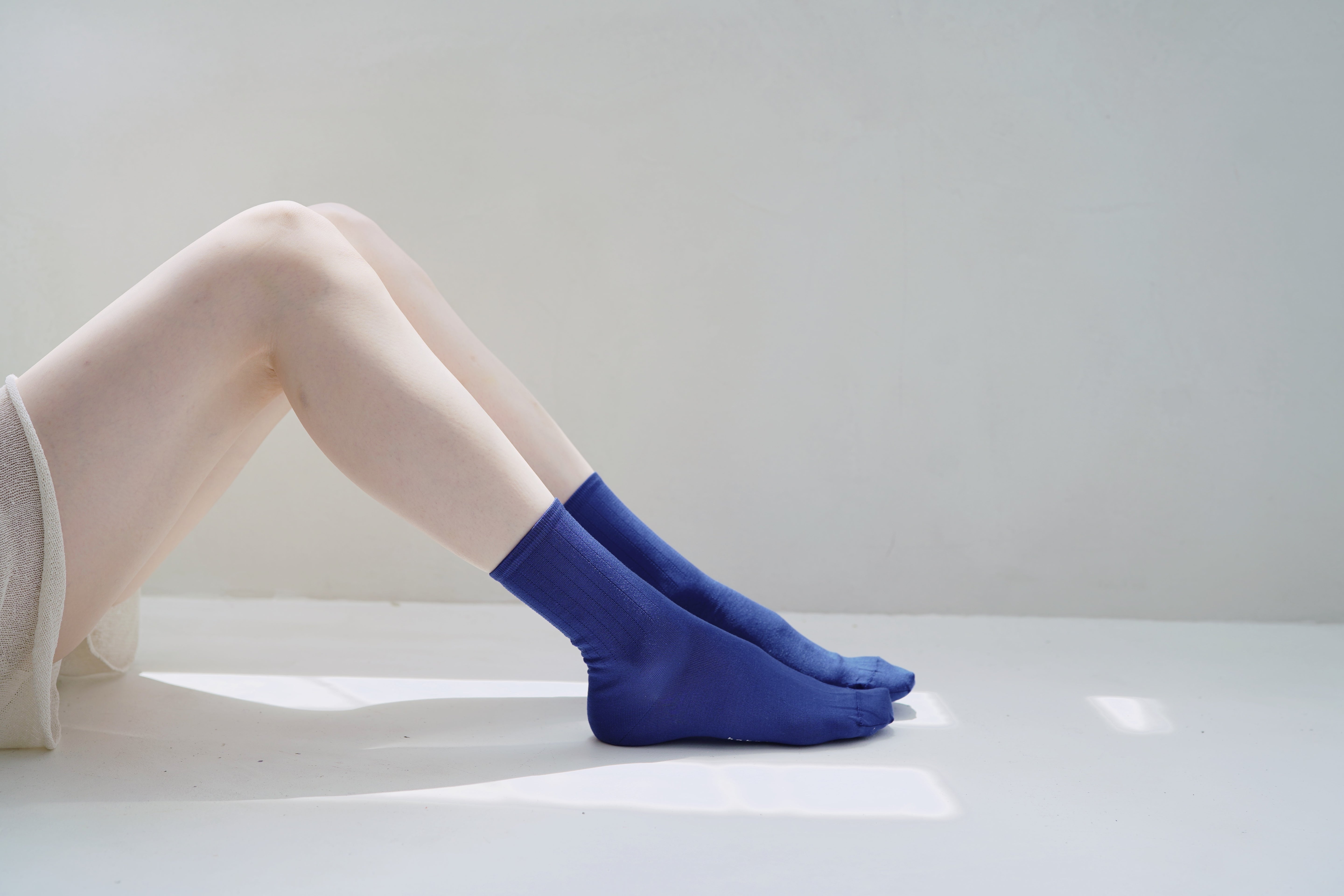 hakne - Smooth silk socks