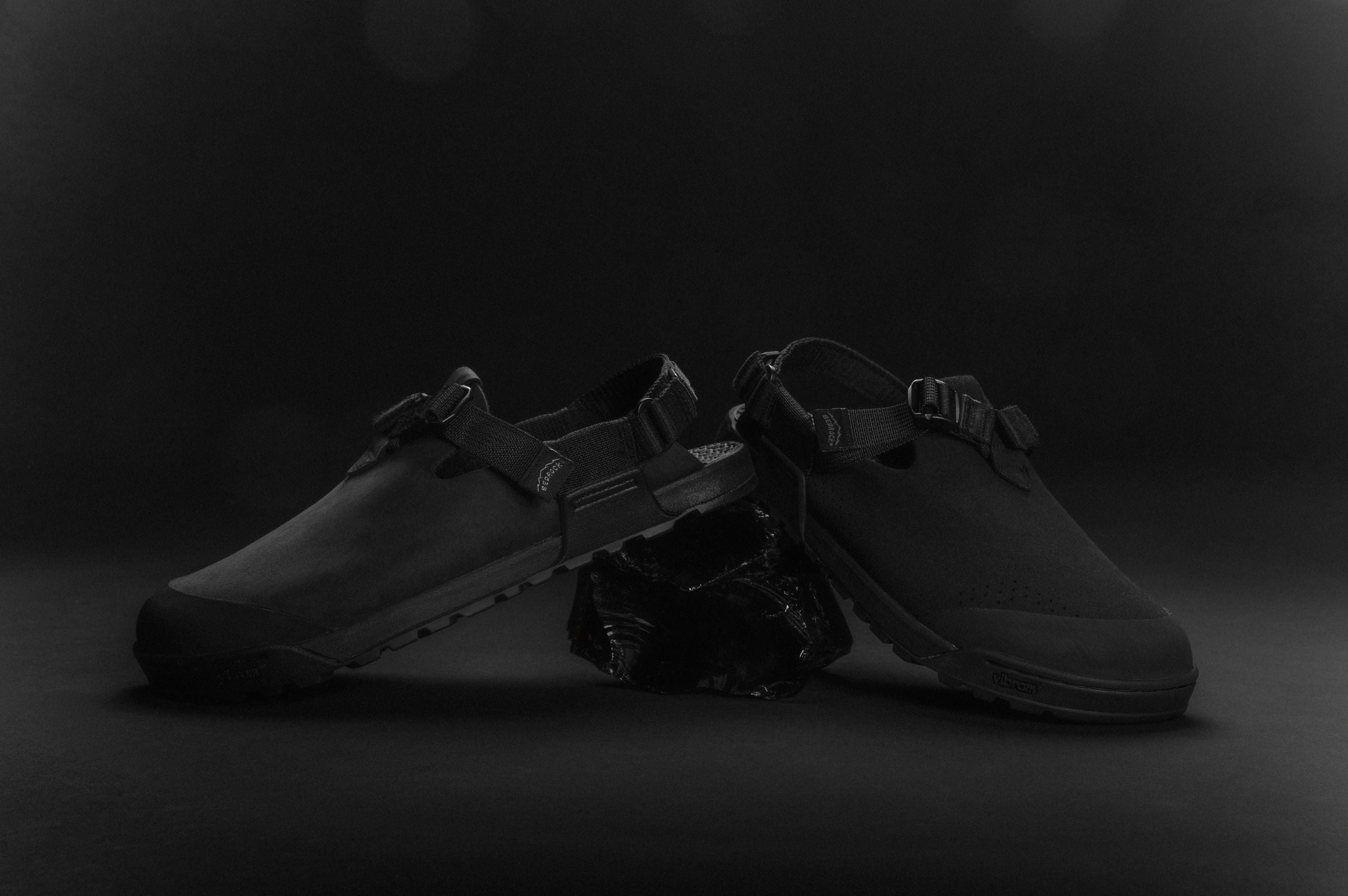 Mountain Clog - Nubuck Leather - Obsidian Dark Grey