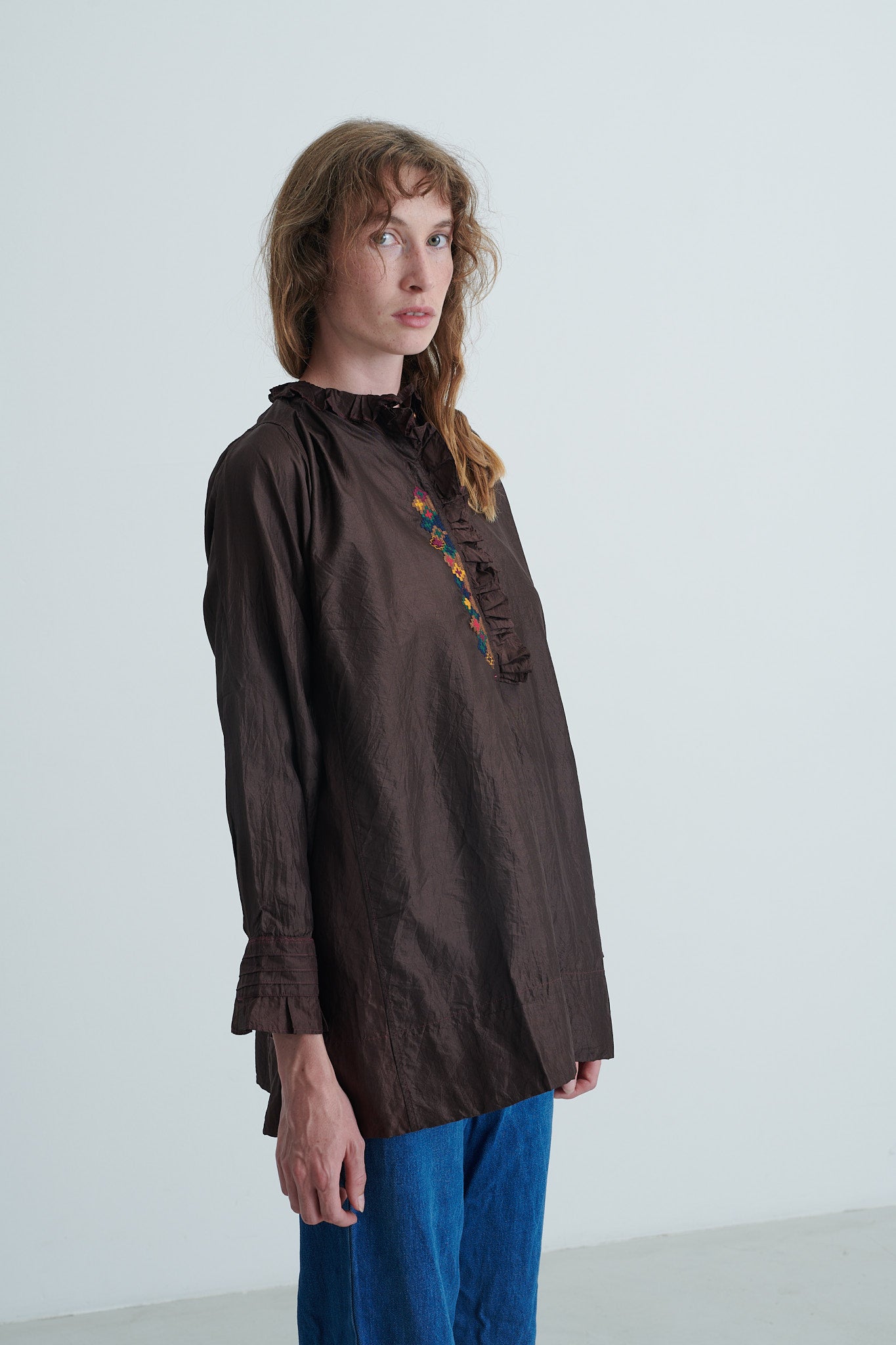Silk shirt in dark brown with hand embroidery. Injiri. Made in India