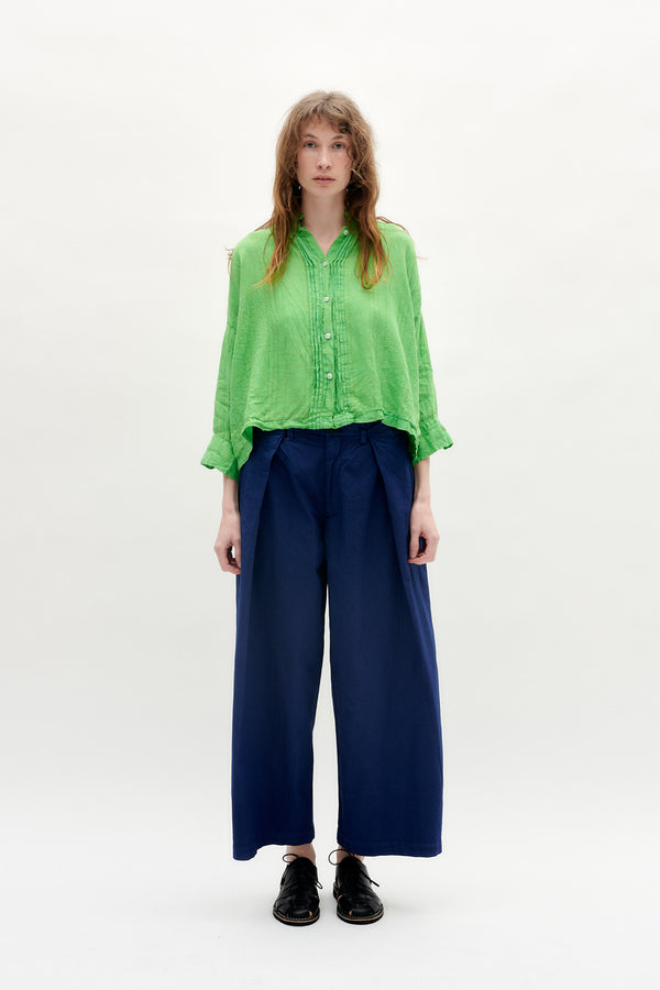 Trousers in dyed cotton from WRIGHT + DOYLE. Thie trousers have deep front pleates that creates a sculpural silhouette. Shown with the Square Top from Ricorrrobe.
