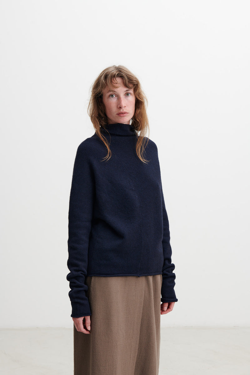 BOBOUTIC DAILY sweater in navy is made from a soft wool - yak blend. This sweater has extra long raglan sleeves and a funnel-neck. Made in Italy