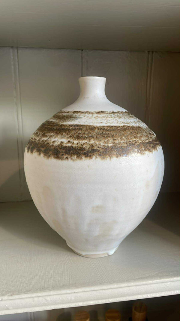 BLACKSMITH CERAMICS - WHITE VASE WITH VOLCANIC SAND